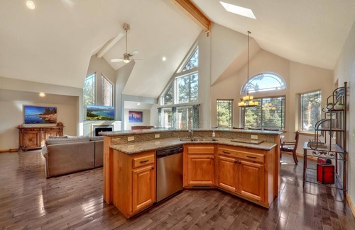 Pioneer Trail Ski Chalet | Sugar Pine Lodge: Hot Tub, Large Yard, Games