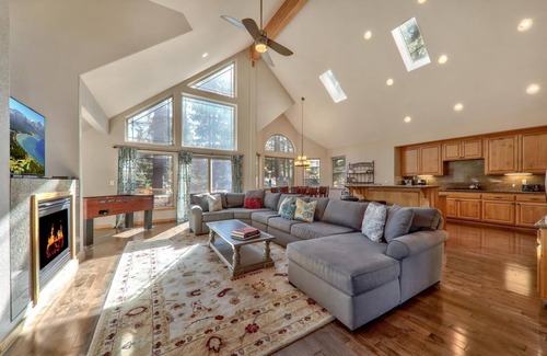 Pioneer Trail Ski Chalet | Sugar Pine Lodge: Hot Tub, Large Yard, Games