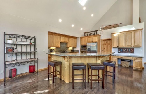 Pioneer Trail Ski Chalet | Sugar Pine Lodge: Hot Tub, Large Yard, Games