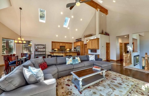 Pioneer Trail Ski Chalet | Sugar Pine Lodge: Hot Tub, Large Yard, Games