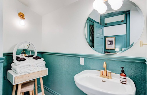 Springville Hotel | Suite 6 | Historic Art City Inn