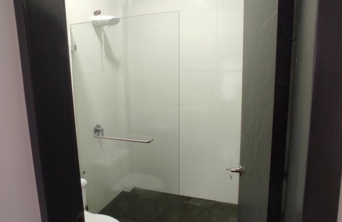 Portoviejo Apartment | suite acogedora y equipada, garaje con control, segura junto al parque Rotonda