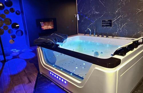 Sainte-Pezenne Apartment | Suite Cléopâtre avec balnéo & billard - Doux Bleu Jeux