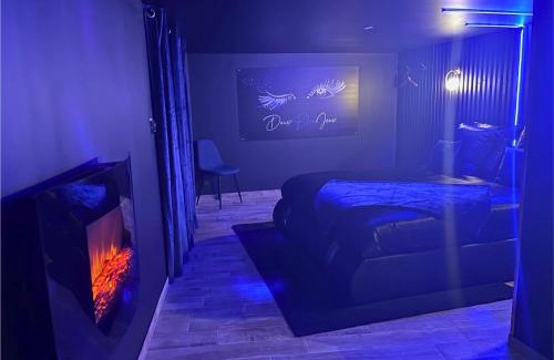 Sainte-Pezenne Apartment | Suite Cléopâtre avec balnéo & billard - Doux Bleu Jeux