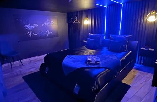 Sainte-Pezenne Apartment | Suite Cléopâtre avec balnéo & billard - Doux Bleu Jeux