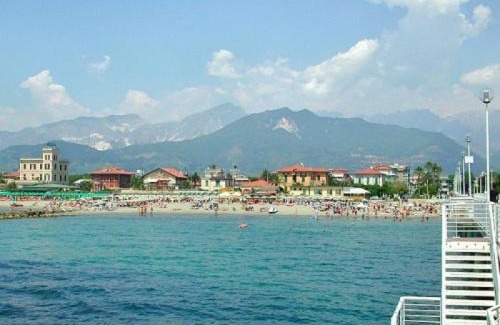 Marina di Massa Apartment | Suite con Piscina Privata e Giardino 2 matrimoniali 2 bagni