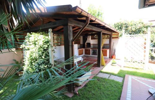 Marina di Massa Apartment | Suite con Piscina Privata e Giardino 2 matrimoniali 2 bagni