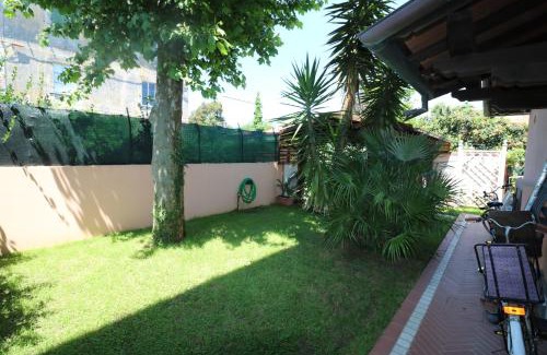 Marina di Massa Apartment | Suite con Piscina Privata e Giardino 2 matrimoniali 2 bagni