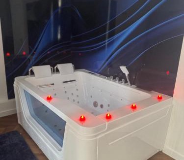 Sedan Apartment | Suite EVASIO, au pied du château fort, parking privé