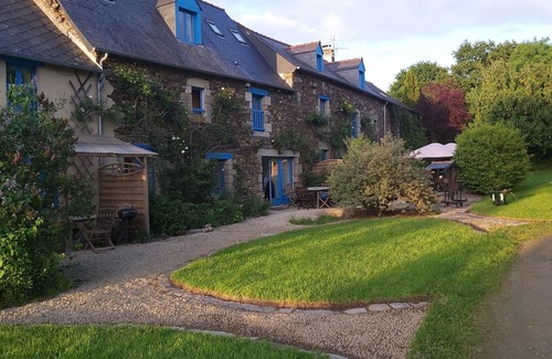 Calorguen Cottage | Suite- Saint Suliac-Family-Ensuite with Bath-Garden view