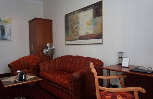 Center House | Suite, shower or bath, WC - Hotel am Schloss
