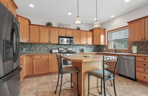 Thompsonville House | SUMMER SPECIAL! Ski, Golf and Fish Haus. 8 Beds, Fireplace, Rivers & Lakes