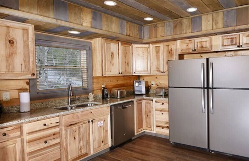 Gatlinburg - Pigeon Forge Apartment | Summit Castle: 3.5 Acres, Theater, Fire Pit, Game Rm, 2x Appliances, Yards, EV