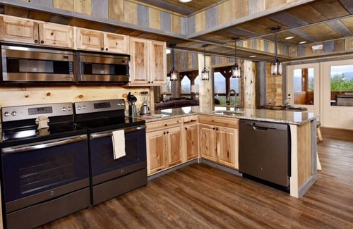 Gatlinburg - Pigeon Forge Apartment | Summit Castle: 3.5 Acres, Theater, Fire Pit, Game Rm, 2x Appliances, Yards, EV