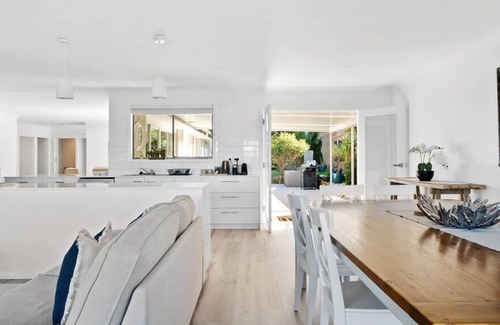 Bateau Bay House | Sun Drenched Home Away from Home/ Bateau Bay
