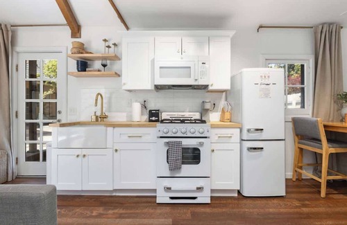 Visalia House | Sun Suite dtwn w/pool, spa, near Nat'l Parks