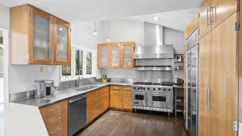 Mayhew House | Sun Up Sun Down by AvantStay Pool w Waterfall