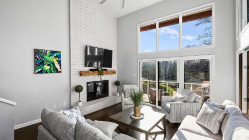 Mayhew House | Sun Up Sun Down by AvantStay Pool w Waterfall