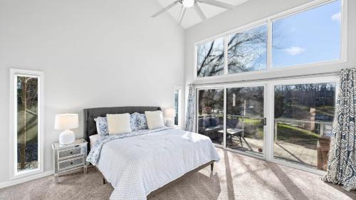 Mayhew House | Sun Up Sun Down by AvantStay Pool w Waterfall