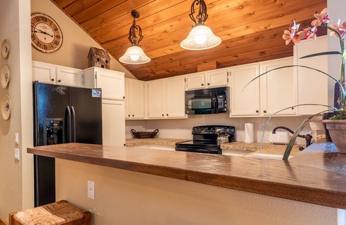 Elkhorn Village Condo | Sunburst Condo 2726 - Tri-Level with Spacious Kitchen and Hot Tub Onsite