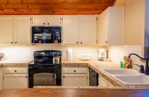 Elkhorn Village Condo | Sunburst Condo 2726 - Tri-Level with Spacious Kitchen and Hot Tub Onsite