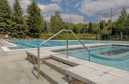 Elkhorn Village Condo | Sunburst Condo 2726 - Tri-Level with Spacious Kitchen and Hot Tub Onsite