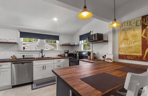 Del Haven Cottage | Sundaze: Hot Tub~ Fireplace~ Pet Friendly~Firepit