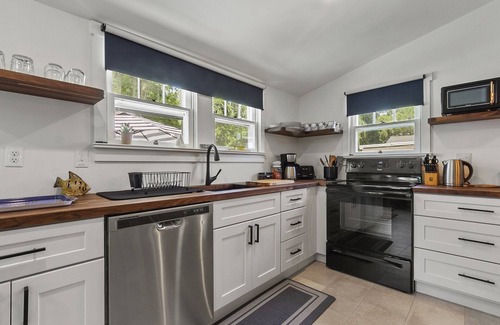 Del Haven Cottage | Sundaze: Hot Tub~ Fireplace~ Pet Friendly~Firepit