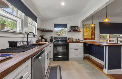 Del Haven Cottage | Sundaze: Hot Tub~ Fireplace~ Pet Friendly~Firepit