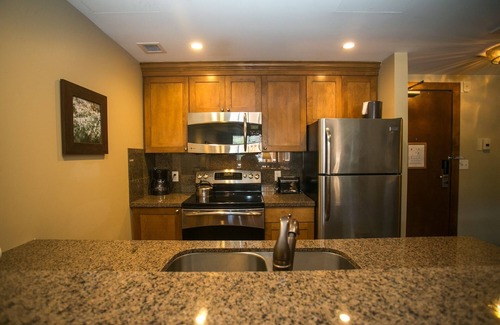 Park City Condo | Sundial Lodge Condo Steps from Red Pine Gondola by RedAwning - Save 20% on 7+ Nights!