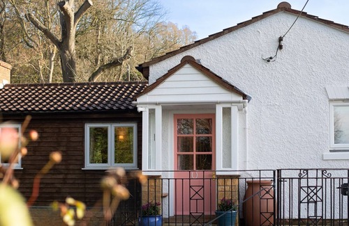 Chipping Campden Cottage | Sundown Lodge - sleeps 4 guests in 1 bedroom, Weston Subedge