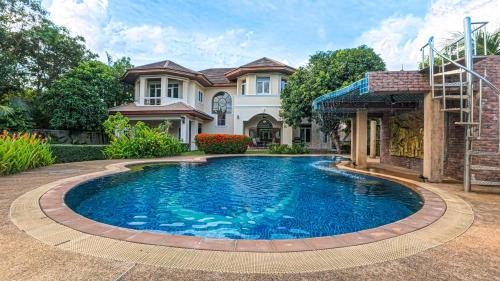 Kathu Villa | Sundrenched Oasis 7bed pool villa heart of Phuket