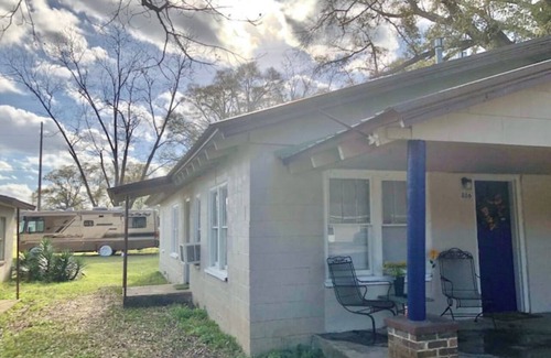 Crestview House | Sunflower Daze🌻 -35 min to beach-FAST wifi-kitchen