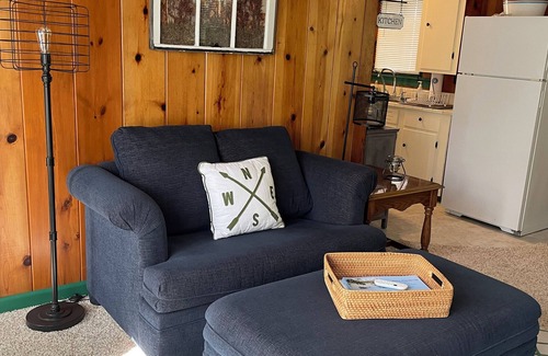 Gowen House | Sunglo Sunset Bungalow~Across from Lincoln Lake!