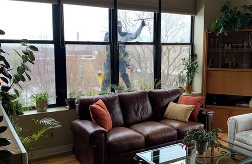 Near West Side Condo | Sunlit Room+Bath in Chicago Condo near United Center, West Loop, & Med District