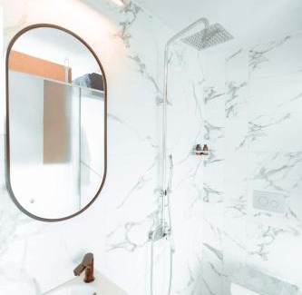 Athens City Centre Hotel | Sunlit Suite with Jacuzzi & Acropolis View