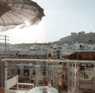 Athens City Centre Hotel | Sunlit Suite with Jacuzzi & Acropolis View