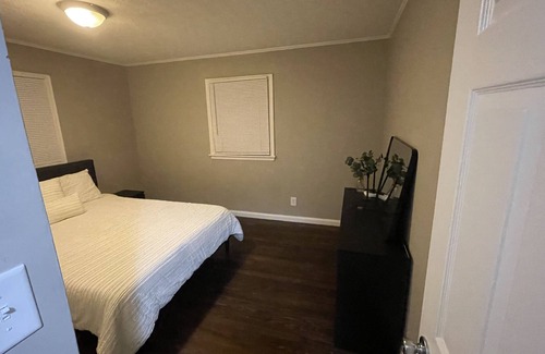 Middletown House | Sunny and Spacious Home with Modern Amenities