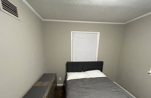 Middletown House | Sunny and Spacious Home with Modern Amenities