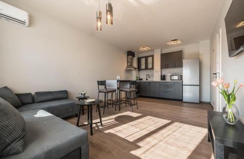 Primorski Apartment | Sunny Ap & Parking 5min From The Beach