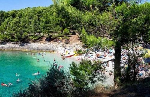 Veruda Apartment | Sunny Aura Beach Apartment - travel & work - with parking