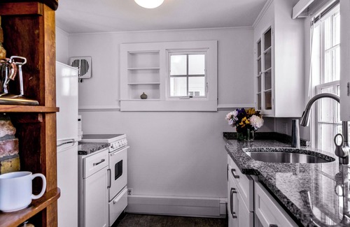 Provincetown Cottage | ๐ Sunny Beachfront Condo + Parking! ๐ณ๏ธโ๐ Provincetown West End ๐