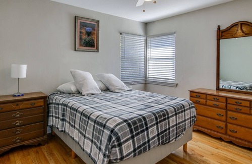 Columbia Cottage | Sunny Columbia Home ~ 3 Mi to Usc!