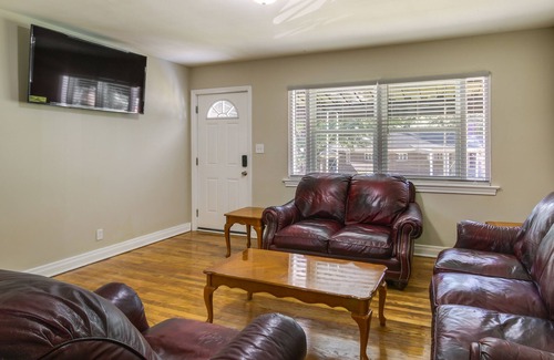 Columbia Cottage | Sunny Columbia Home ~ 3 Mi to Usc!