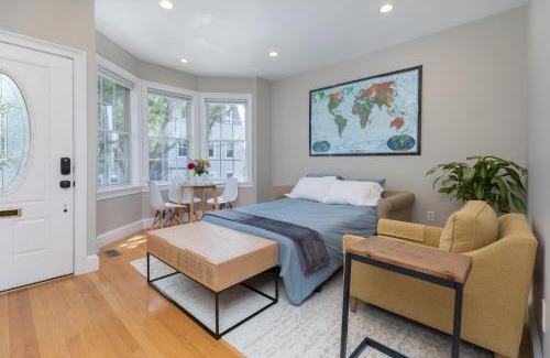 Columbus Park - Andrew Square Apartment | Sunny convenient home w/private patio! Easy walk to everything!