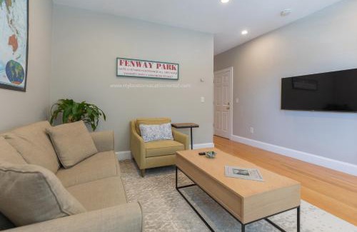 Columbus Park - Andrew Square Apartment | Sunny convenient home w/private patio! Easy walk to everything!