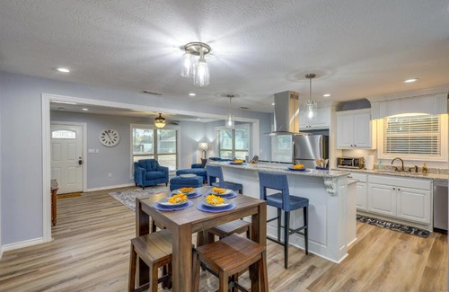 Hearne House | Sunny Hearne Home Near Universities!