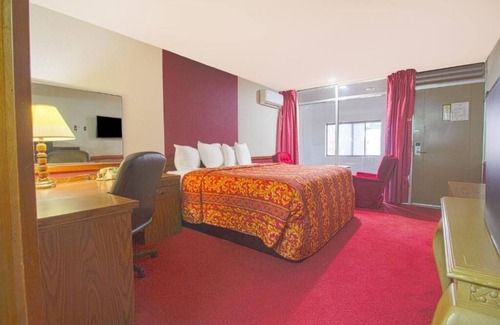 Liberal Hotel | Sunny King Unit, Pet Friendly, Parking, Close to Airport