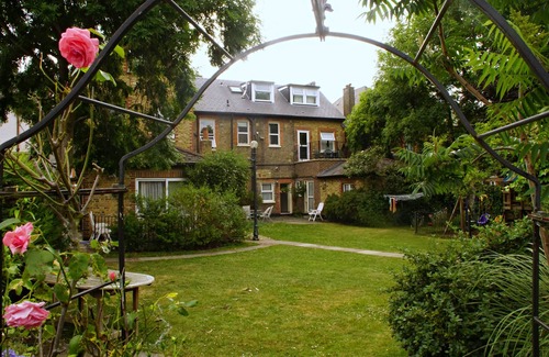 Catford Apartment | Sunny loft apt in London, a perfect base for tourists. Homely with amenities.