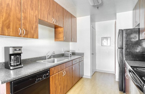 Shoreline West Apartment | Sunny Mountain View 1BR w/W/D, Pool & Gym, near Safeway, by Blueground